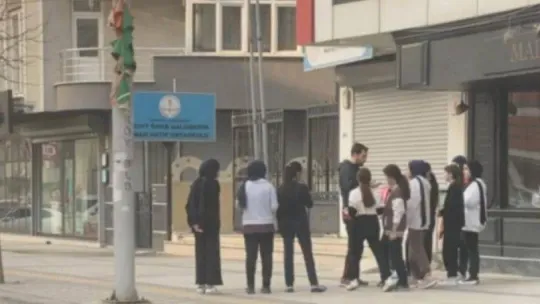 Sokak ortasında beden eğitimi dersi görüyorlar