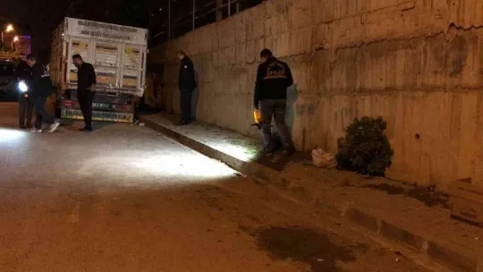 Sokaktaki kavga kanlı bitti: 1 kişi silahla yaralandı