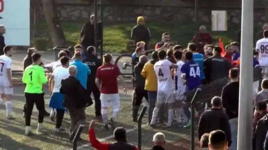 Son düdük çaldı, yeşil saha boks ringine döndü