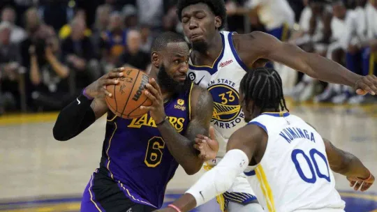 Son şampiyon Golden State Warriors galibiyetle başladı