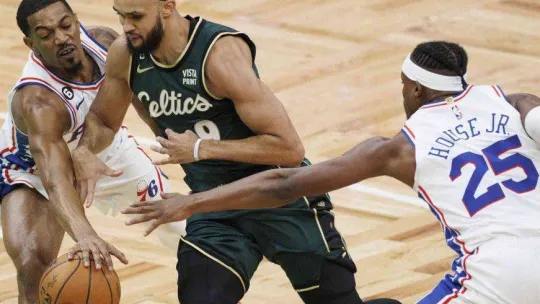 Son şampiyon Golden State Warriors galibiyetle başladı