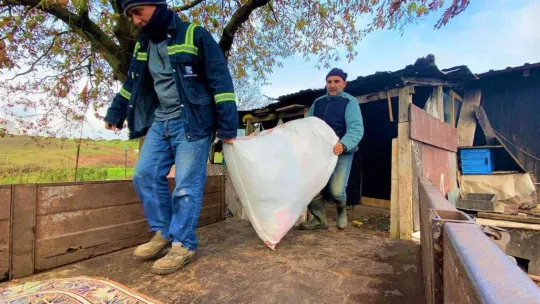 Son Yörükler kendi elleriyle yaptıkları evi yine elleriyle yıkıyor