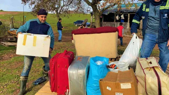 Son Yörükler kendi elleriyle yaptıkları evi yine elleriyle yıkıyor
