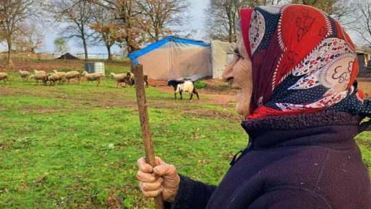 Son Yörükler kendi elleriyle yaptıkları evi yine elleriyle yıkıyor