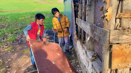 Son Yörükler kendi elleriyle yaptıkları evi yine elleriyle yıkıyor