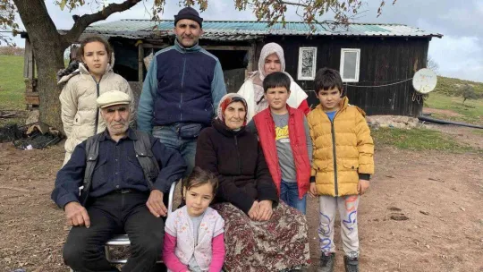 Son Yörükler kendi elleriyle yaptıkları evi yine elleriyle yıkıyor