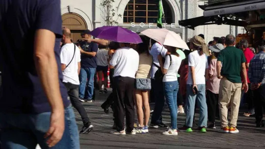 Sonbaharda etkili olan yaz sıcağı İstanbulluları bunalttı