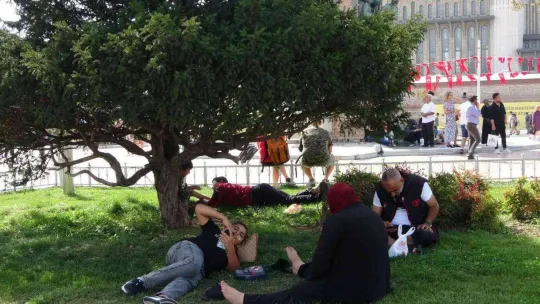 Sonbaharda etkili olan yaz sıcağı İstanbulluları bunalttı