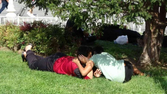 Sonbaharda etkili olan yaz sıcağı İstanbulluları bunalttı