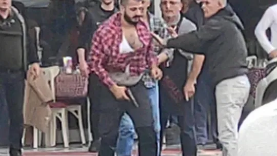 Sopalı, baltalı ve silahlı alacak verecek kavgası kamerada