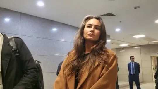 Sosyal medyada cami içerisinde çekilmiş fotoğraf paylaşımına ilişkin hakkında soruşturma başlatılan Eda Taşpınar, ifade vermek üzere Çağlayan Adliyesi'ne getirildi.