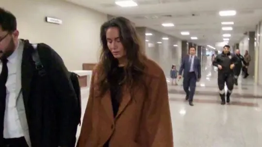 Sosyal medyada cami içerisinde çekilmiş fotoğraf paylaşımına ilişkin hakkında soruşturma başlatılan Eda Taşpınar, ifade vermek üzere Çağlayan Adliyesi'ne getirildi.