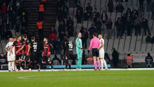 Spor Toto Süper Lig: Fatih Karagümrük: 0 - Beşiktaş: 1 (İlk yarı)