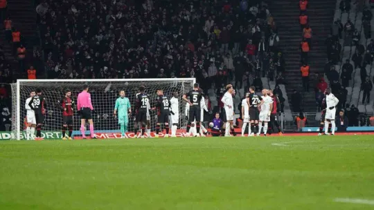 Spor Toto Süper Lig: Fatih Karagümrük: 0 - Beşiktaş: 1 (İlk yarı)