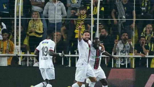 Spor Toto Süper Lig: Fenerbahçe: 2 - Fatih Karagümrük: 2 (İlk yarı)