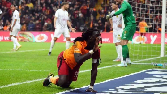 Spor Toto Süper Lig: Galatasaray: 2 - İstanbulspor: 0 (İlk yarı)