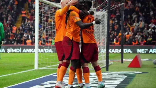 Spor Toto Süper Lig: Galatasaray: 2 - İstanbulspor: 0 (İlk yarı)