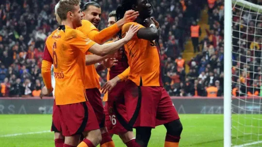 Spor Toto Süper Lig: Galatasaray: 2 - İstanbulspor: 0 (İlk yarı)