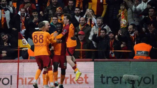 Spor Toto Süper Lig: Galatasaray: 2 - İstanbulspor: 0 (İlk yarı)