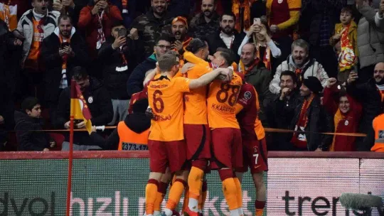 Spor Toto Süper Lig: Galatasaray: 2 - İstanbulspor: 0 (İlk yarı)