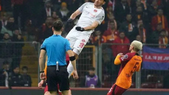 Spor Toto Süper Lig: Galatasararay: 1 - Ümraniyespor: 2 (İlk yarı)