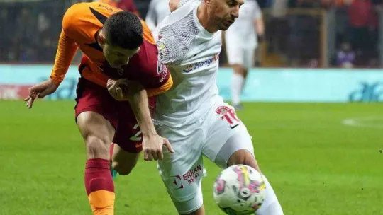 Spor Toto Süper Lig: Galatasararay: 1 - Ümraniyespor: 2 (İlk yarı)