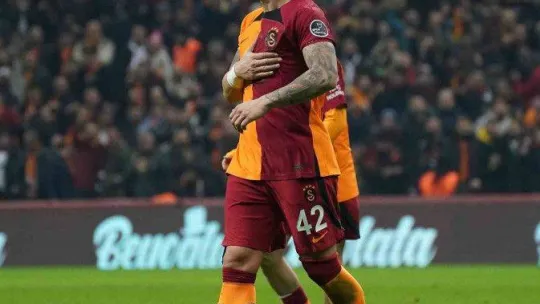 Spor Toto Süper Lig: Galatasararay: 1 - Ümraniyespor: 2 (İlk yarı)