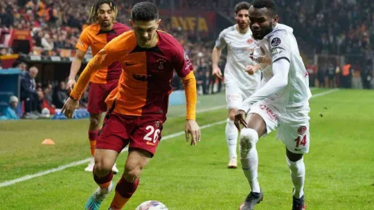 Spor Toto Süper Lig: Galatasararay: 1 - Ümraniyespor: 2 (İlk yarı)