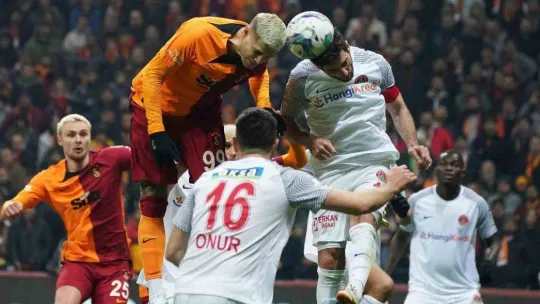 Spor Toto Süper Lig: Galatasararay: 1 - Ümraniyespor: 2 (İlk yarı)