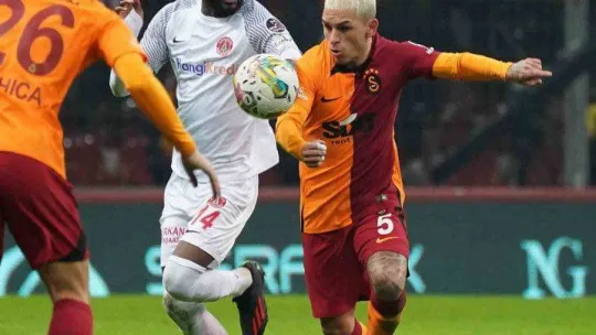Spor Toto Süper Lig: Galatasararay: 1 - Ümraniyespor: 2 (İlk yarı)