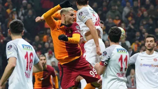 Spor Toto Süper Lig: Galatasararay: 1 - Ümraniyespor: 2 (İlk yarı)