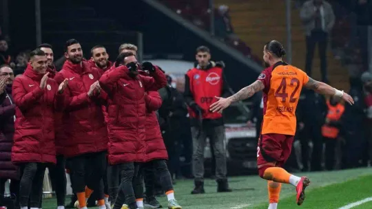 Spor Toto Süper Lig: Galatasararay: 1 - Ümraniyespor: 2 (İlk yarı)