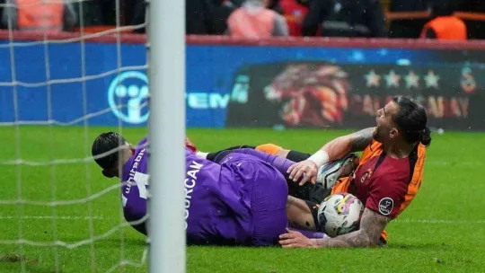 Spor Toto Süper Lig: Galatasaray: 1 - Trabzonspor: 1 (İlk yarı)