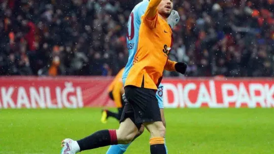 Spor Toto Süper Lig: Galatasaray: 1 - Trabzonspor: 1 (İlk yarı)