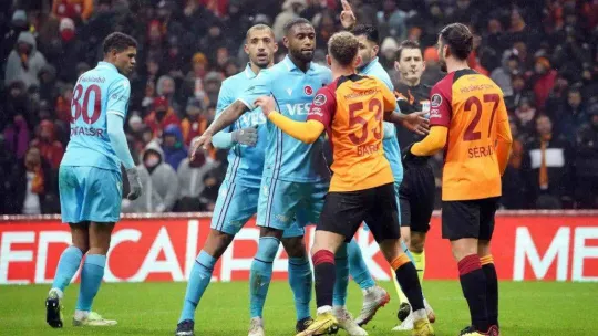 Spor Toto Süper Lig: Galatasaray: 1 - Trabzonspor: 1 (İlk yarı)