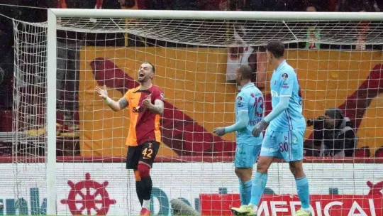 Spor Toto Süper Lig: Galatasaray: 1 - Trabzonspor: 1 (İlk yarı)