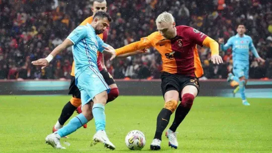 Spor Toto Süper Lig: Galatasaray: 1 - Trabzonspor: 1 (İlk yarı)