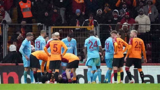 Spor Toto Süper Lig: Galatasaray: 1 - Trabzonspor: 1 (İlk yarı)