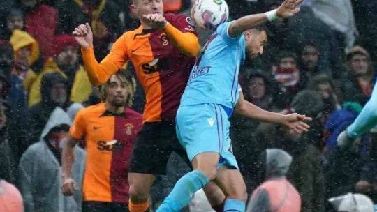 Spor Toto Süper Lig: Galatasaray: 1 - Trabzonspor: 1 (İlk yarı)