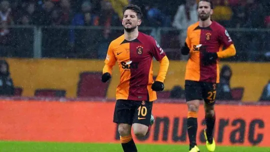 Spor Toto Süper Lig: Galatasaray: 1 - Trabzonspor: 1 (İlk yarı)