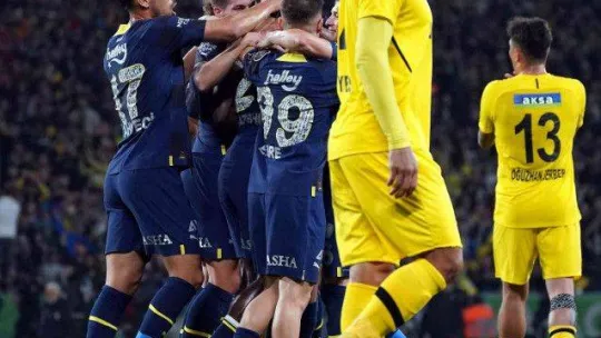 Spor Toto Süper Lig: İstanbulspor: 0 - Fenerbahçe: 2 (İlk yarı)