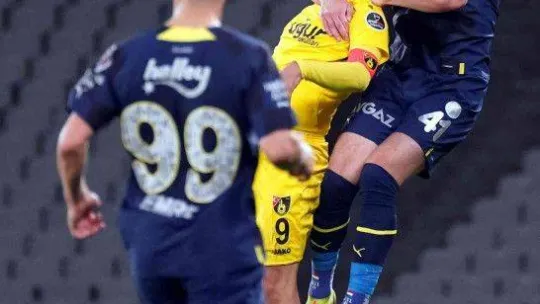 Spor Toto Süper Lig: İstanbulspor: 0 - Fenerbahçe: 2 (İlk yarı)