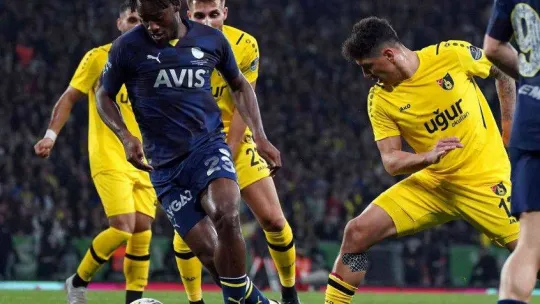 Spor Toto Süper Lig: İstanbulspor: 0 - Fenerbahçe: 2 (İlk yarı)