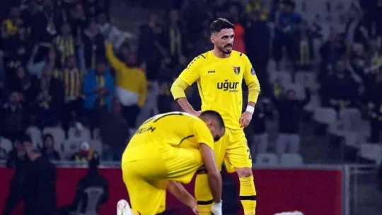 Spor Toto Süper Lig: İstanbulspor: 0 - Fenerbahçe: 2 (İlk yarı)