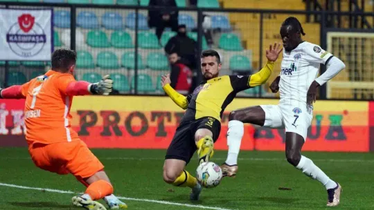 Spor Toto Süper Lig: İstanbulspor: 1 - Kasımpaşa: 1 (İlk yarı)