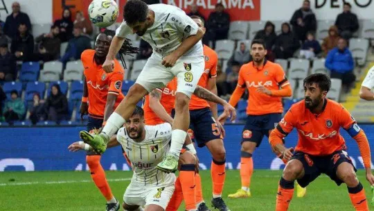 Spor Toto Süper Lig: Medipol Başakşehir: 1 - İstanbulspor: 0 (İlk yarı)