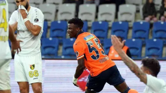 Spor Toto Süper Lig: Medipol Başakşehir: 1 - İstanbulspor: 0 (İlk yarı)