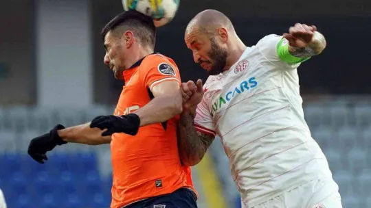 Spor Toto Süper Lig: Medipol Başakşehir: 0 -Antalyaspor: 0 (İlk yarı)