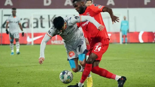 Spor Toto Süper Lig: Ümraniyespor: 1 - Medipol Başakşehir: 1 (İlk yarı)