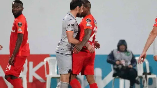 Spor Toto Süper Lig: Ümraniyespor: 1 - Medipol Başakşehir: 1 (İlk yarı)